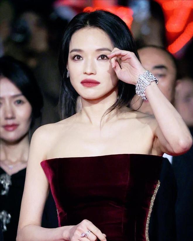 岁女神的松弛感穿搭与真实状态舒淇红毯造型再引热议！49(图2)